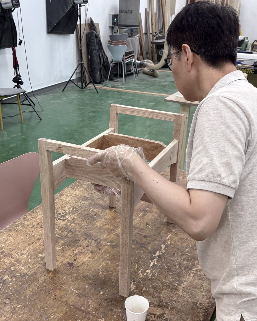 의자 프레임 조립